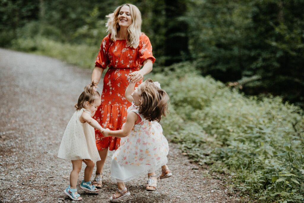 mom dancing with 2 little girls